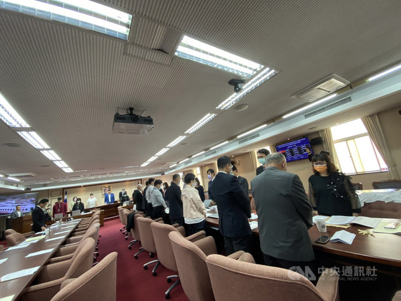 普悠瑪出軌翻車事故屆滿2週年,立法院交通委員會21日全體起立默哀一分鐘。中央社記者余曉涵攝 109年10月21日