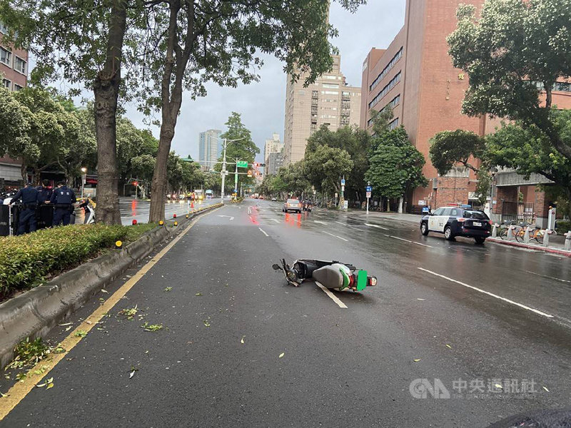 一名23歲女子21日騎乘共享機車WeMo行經台北市和平東路一段附近時,疑不明原因擦撞分隔島後遭對向大貨車輾斃。(警方提供)中央社記者劉建邦傳真 109年10月21日