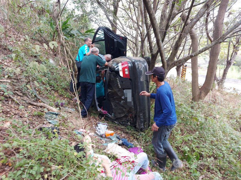台北市79歲賴姓老翁21日駕車載69歲弟媳回通霄鎮懷恩堂祭拜先人,行經園區一處彎道時疑誤踩油門,導致車輛直接衝進路旁邊坡樹林並側翻,兩人意識清楚送醫。(民眾提供)中央社記者管瑞平傳真 109年10月21日