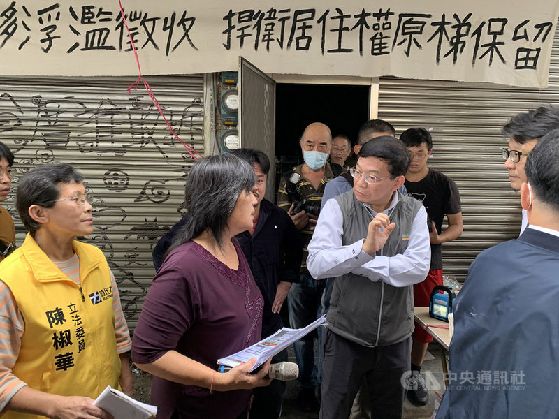 台南鐵路地下化北區黃家27日前暫緩拆遷,交通部政務次長王國材(前右2)21日實勘後,向屋主黃春香(前左2)表示,交通部願介入參與,密集對等討論。中央社記者張榮祥台南攝 109年10月21日
