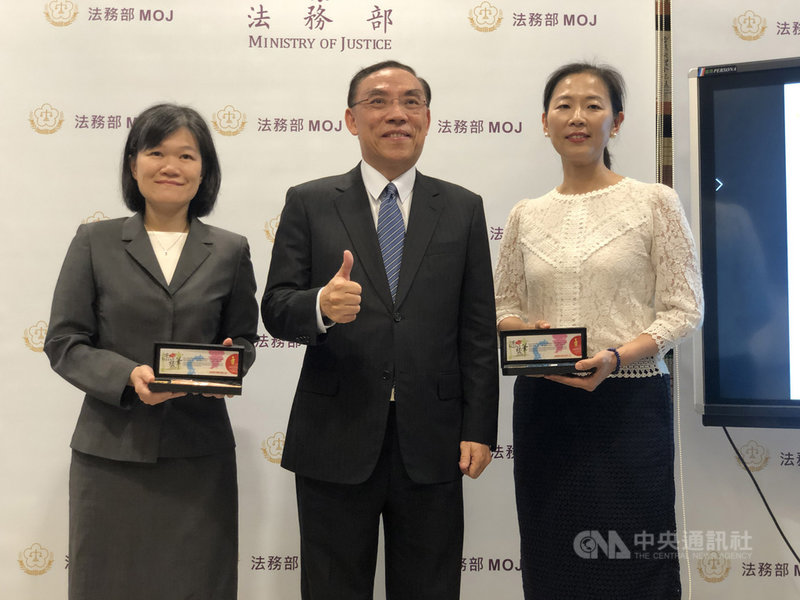 分別偵辦2歲幼兒遭餵毒致死、少女遭同住3名家人性侵的婦幼專組檢察官何蕙君(左)及盧惠珍(右)日前獲衛福部紫絲帶獎,法務部長蔡清祥(中)21日肯定她們發揮檢察官功能,並致贈紀念品。中央社記者劉世怡攝 109年10月21日