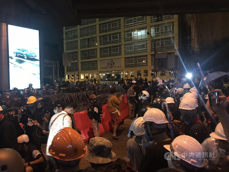 泰國示威群眾持續施壓政府解散國會,21日遊行至總理府途中,被鎮暴警察以鐵絲網架成的拒馬阻擋。中央社記者呂欣憓曼谷攝 109年10月21日
