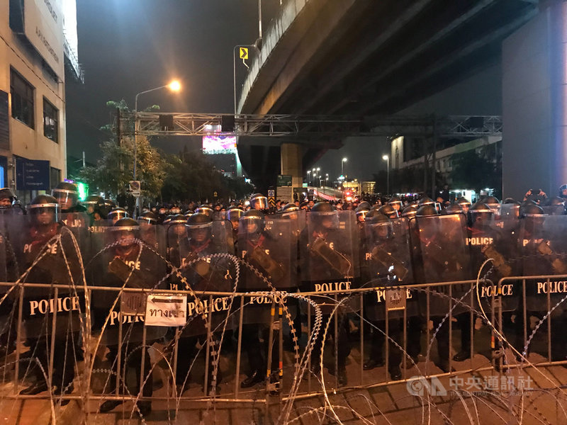 泰國示威群眾21日遊行至總理府,途中被鎮暴警察以鐵絲網架成的拒馬阻擋。中央社記者呂欣憓曼谷攝 109年10月21日