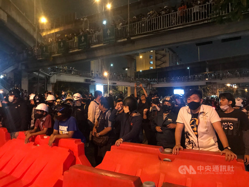 泰國示威群眾持續施壓政府解散國會,21日遊行至總理府途中,被鎮暴警察以鐵絲網架成的拒馬阻擋。中央社記者呂欣憓曼谷攝 109年10月21日
