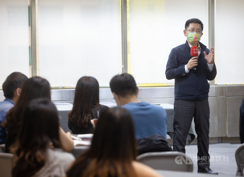 台大新聞所師生21日參訪中央社,中央社社長張瑞昌(右)分享新媒體發展對新聞產業的影響和改變。中央社記者謝佳璋攝 109年10月21日