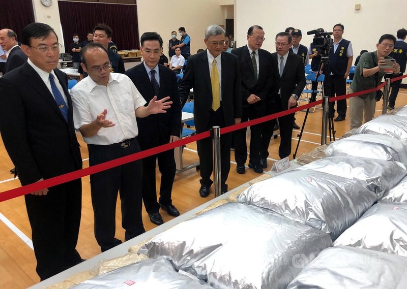 嘉義地檢署21日召開查獲毒品咖啡包製造工廠記者會,高檢署檢察長邢泰釗(左1)等人到場,嘉勉承辦的檢察官、員警及海巡署人員,並巡視查扣的毒品原料。中央社記者黃國芳攝 109年10月21日