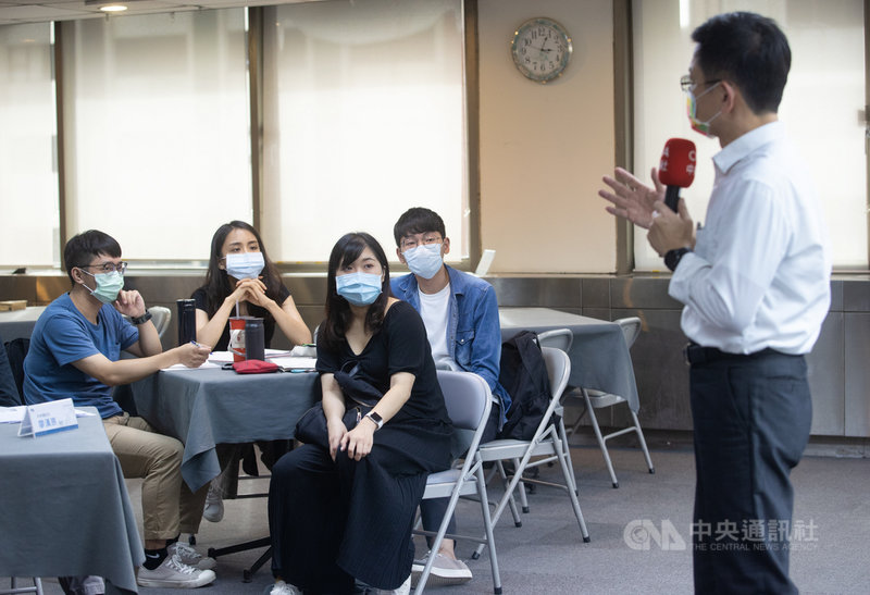 台大新聞所師生21日參訪中央社,中央社社長張瑞昌(右)和同學們就未來媒體發展等議題互相交流。中央社記者謝佳璋攝 109年10月21日