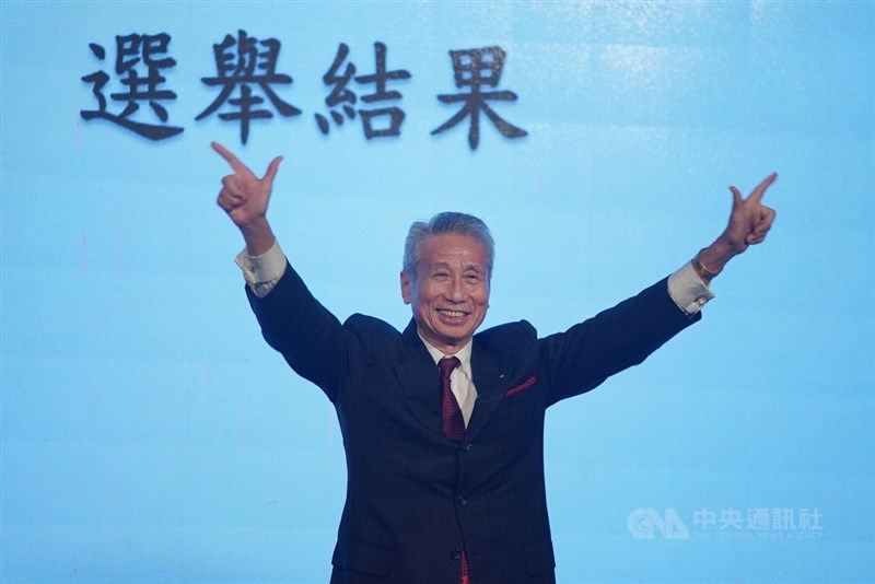 大同公司21日由市場派召集股東臨時會,全面改選9席董事,三圓建設董事長王光祥(圖)在記者會後比「7」象徵市場派獲得7席。中央社記者徐肇昌攝 109年10月21日