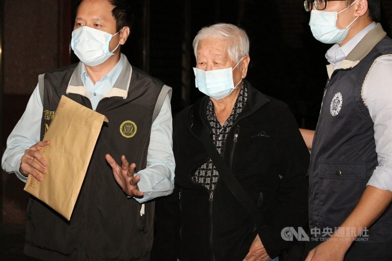 軍情局退役少將岳志忠(中)涉嫌交付情報資訊給大陸國安人員,20日晚間經調查局送往台北地檢署應訊。中央社攝 109年10月20日