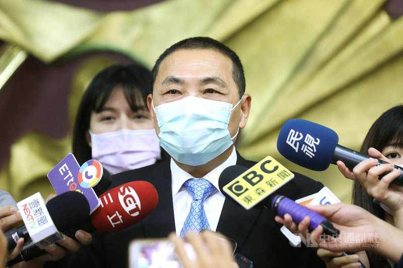 新北市長侯友宜(前)21日表示,歡樂耶誕城在舉行的過程當中會不斷去討論,會做整體評估,該停就停,也會隨著疫情發展來調整,絕不以單一數據作為辦不辦的依據。中央社記者王鴻國攝 109年10月21日
