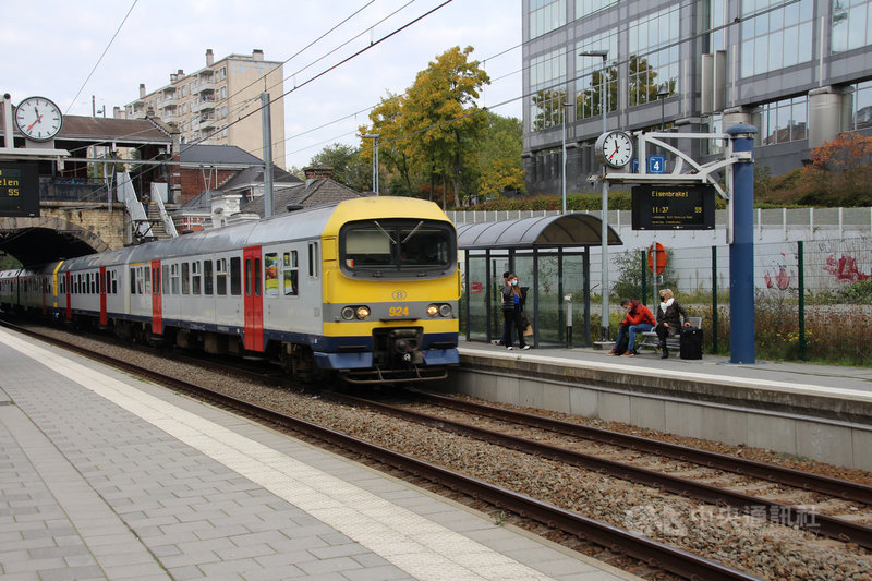 比利時政府10月啟動免費火車票措施,原盼能振興受疫情嚴重打擊的旅遊業,但因第二波疫情轉趨嚴重,商家盼無報復性旅遊,圖為10月16日布魯塞爾一處主要火車站只有零星民眾搭車。中央社記者唐佩君布魯塞爾攝 109年10月21日