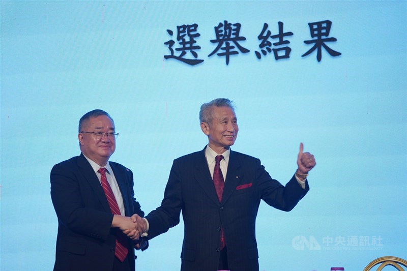 大同公司21日由市場派召集股東臨時會,全面改選9席董事,市場派拿下過半的7席,經營權確定換手。右為大同市場派三圓建設董事長王光祥,左為欣同投資顧問代表人林宏信。中央社記者徐肇昌攝 109年10月21日