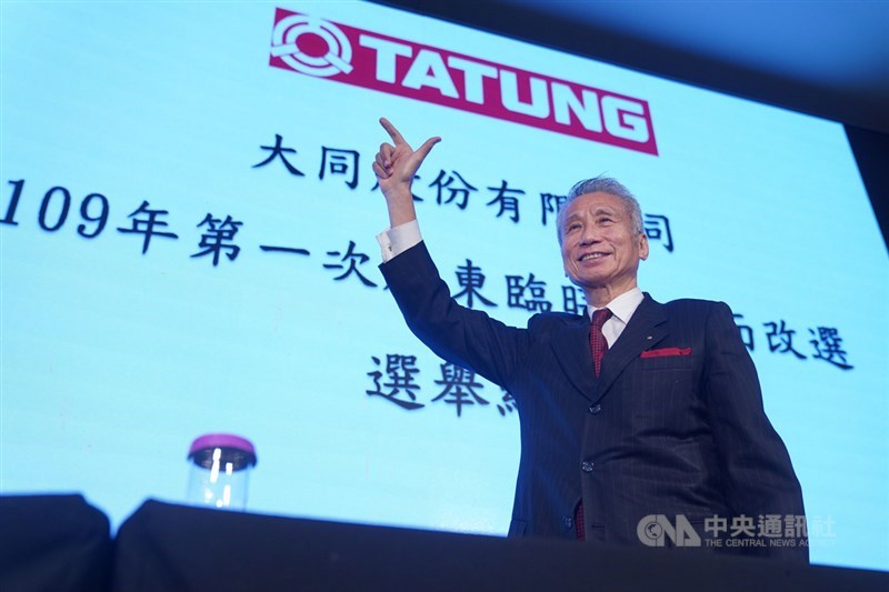 大同公司21日由市場派召集股臨會,全面改選九席董事,三圓建設董事長王光祥(圖)領軍的大同市場派,在董事改選拿下5席一般董事、2席獨立董事,王光祥在記者會後比「7」象徵7席。中央社記者徐肇昌攝 109年10月21日