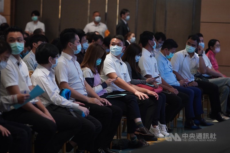 大同公司21日由市場派召集股臨會,重新改選董事,身著白色襯衫的保全人員坐在小股東間維持秩序。中央社記者徐肇昌攝 109年10月21日