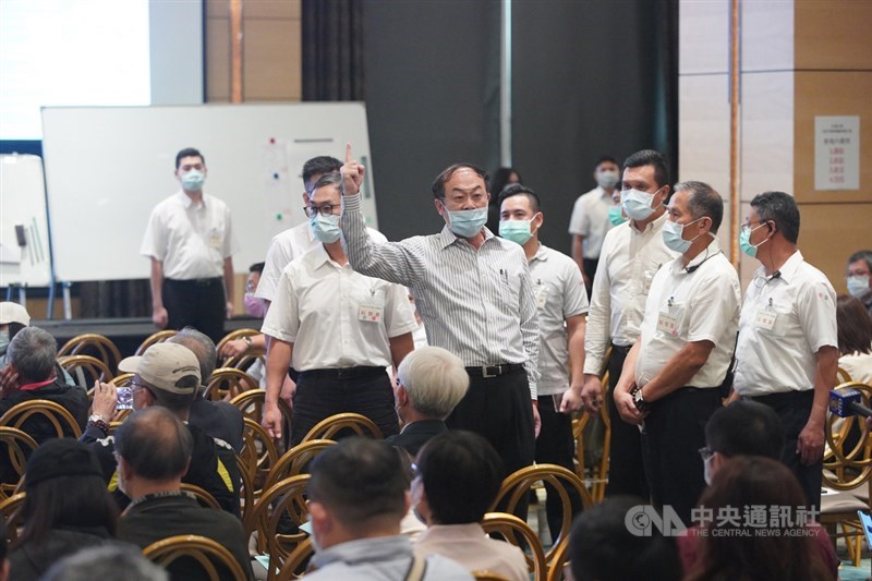 大同臨時股東會21日在台北召開,有股東起身大喊「程序事項優先處理」一度引起騷動,身著白色襯衫的保全人員在旁維持秩序。中央社記者徐肇昌攝 109年10月21日