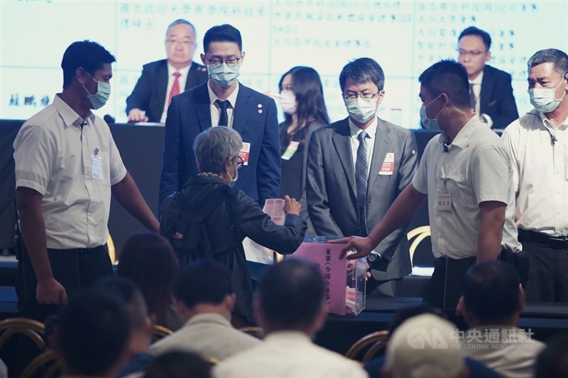 大同公司21日由市場派召集股臨會,全面改選董事,出席股東一一到投票箱前完成投票。中央社記者徐肇昌攝 109年10月21日