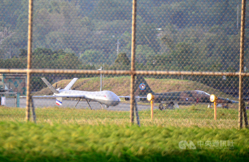 近日空軍在東部舉行天龍操演,中科院研發的騰雲無人機(左)也密集在台東空軍志航基地試飛。中央社記者盧太城台東攝 109年10月21日