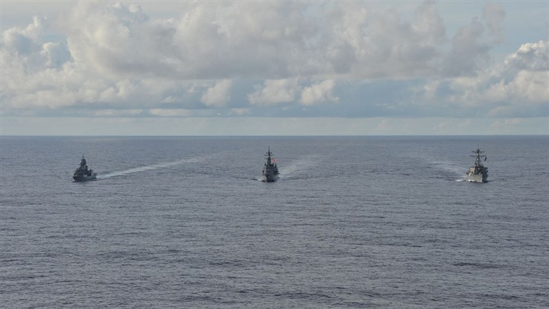 美軍與日本海上自衛隊、澳洲皇家海軍19日在南海進行海上演習,三方今年第5度在印太區域聯合演習。(圖取自twitter.com/USPacificFleet)