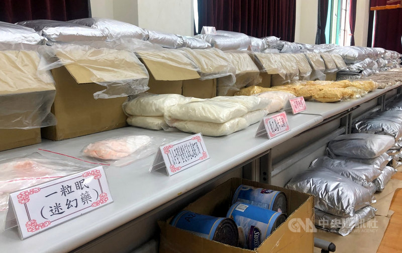 嘉義地檢署21日宣布查獲毒品咖啡包製造工廠,查扣新興毒品一粒眠等原料2000多公斤,約可製成52萬多包的毒品咖啡包。中央社記者黃國芳攝 109年10月21日