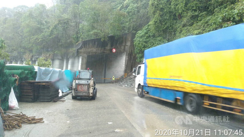 舊蘇花公路觀音段坍方中斷 工程單位搶通 生活 中央社 Cna 8996