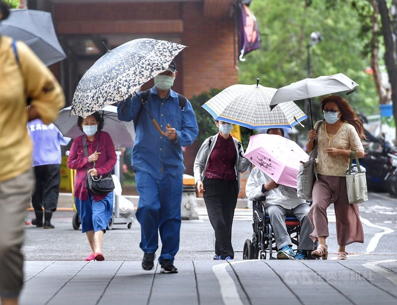 氣象局表示,22日北部、東半部地區有不定時的陣雨,白天北台灣高溫23至25度,預估北台灣愈晚愈濕涼,23日起降雨漸緩。(中央社檔案照片)