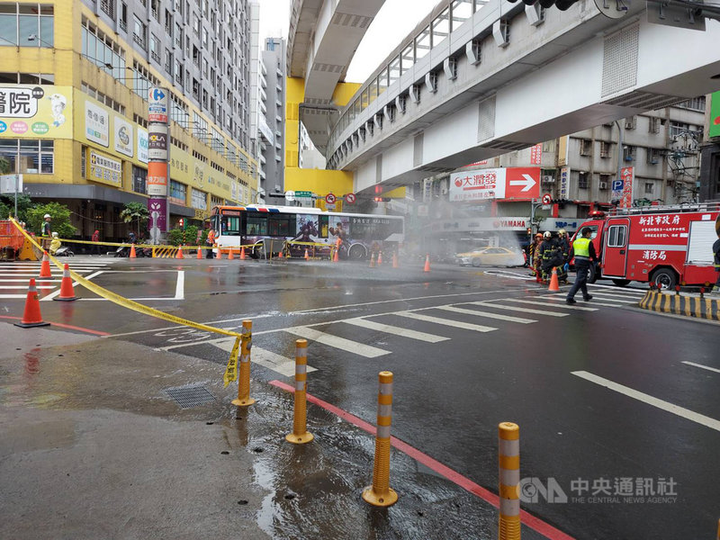 新北市中和區連城路與景平路交叉路口22日上午發生瓦斯外洩意外,警消趕到現場布置水線防護,並封閉4個路段尋找洩漏點。(民眾提供)中央社記者沈佩瑤傳真 109年10月22日