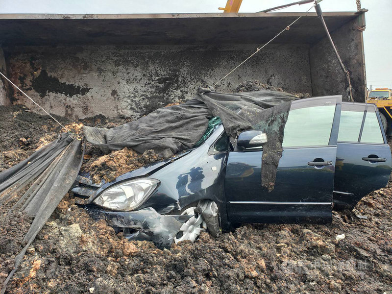 中山高路竹段砂石車側翻廢土埋住轎車一乘客送醫不治 社會 重點新聞 中央社cna