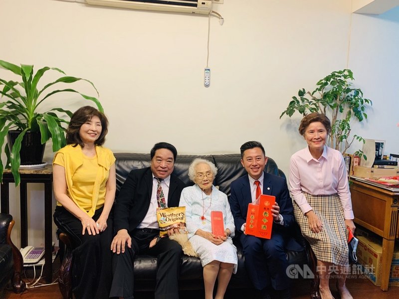 重陽節前夕,新竹市長林智堅(右2)22日前往探視行醫70年的104歲國寶醫師奶奶李佳音(右3),並致贈敬老狀與禮金禮品。中央社記者郭宣彣攝 109年10月22日