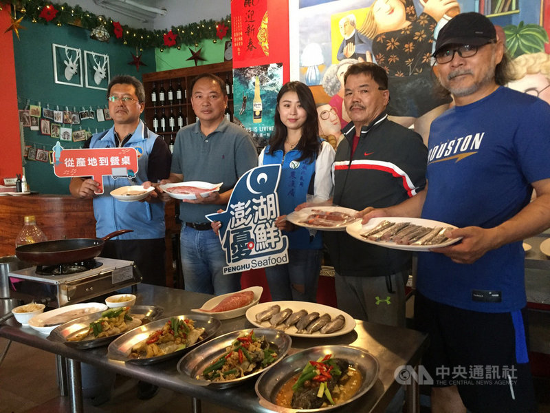 金門縣政府建設處農漁牧科科長樊德正(左)22日表示,澎湖縣政府與澎湖區漁會今年度再度攜手合作前進金門,帶領「澎湖優鮮」認證養殖戶到金門展銷。中央社 109年10月22日
