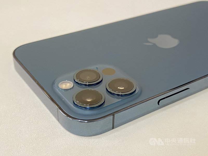 iPhone 12 Pro配備醫療級特製不鏽鋼邊框和霧面質感玻璃機背,採用全新平整邊緣設計。中央社記者吳家豪攝 109年10月22日
