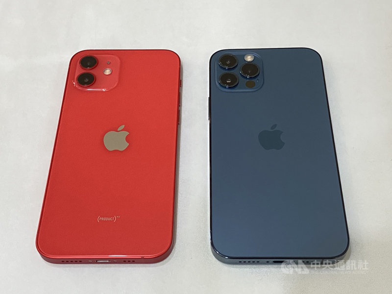 iPhone 12(左)採用航太級鋁金屬和平整邊緣,質感與iPhone 12 Pro(右)不同。中央社記者吳家豪攝 109年10月22日