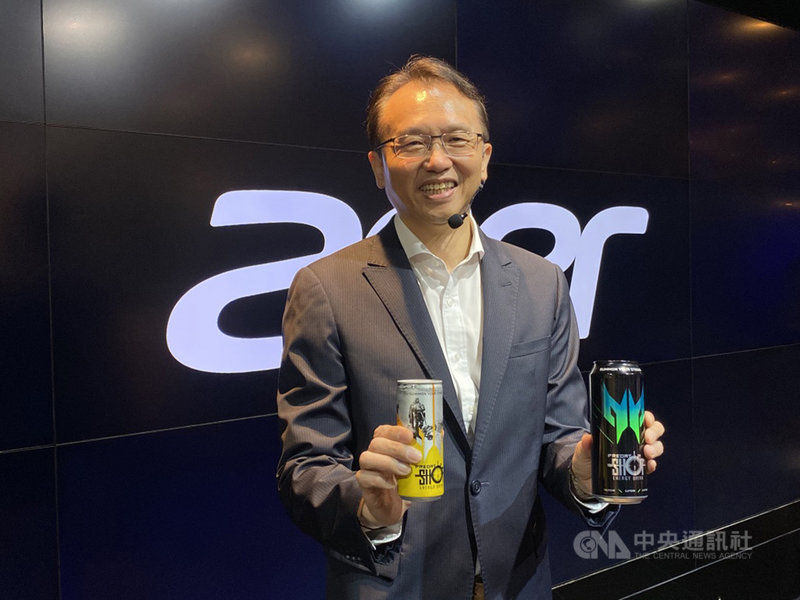 電腦品牌廠宏碁董事長暨執行長陳俊聖22日受訪表示,宏碁能量飲推出歐洲版(右),容量比台灣版(左)多一倍,目標族群為歐洲電競玩家。中央社記者吳家豪攝 109年10月22日