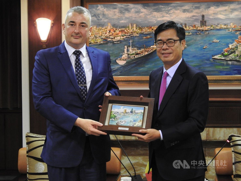 比利時台北辦事處長文浩德(左)22日拜會高雄市長陳其邁(右),雙方就產業投資、經濟合作等議題交換意見。(高市府提供)中央社記者王淑芬傳真 109年10月22日