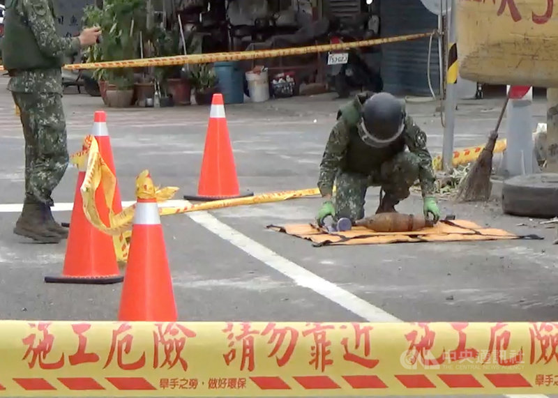 雲林縣斗南鎮一間老屋22日上午進行拆除工程,工人在屋內發現有個廢棄輪胎包裹未爆彈,立即通報相關人員,警方先疏散附近居民、封街,由軍方人員將未爆彈以防爆毯包住並帶走。中央社記者姜宜菁攝 109年10月22日
