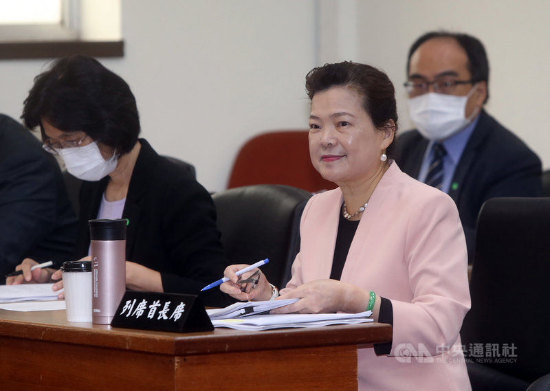 經濟部長王美花(前右)22日赴立法院經濟委員會進行110年度預算案報告,會前受訪表示,台灣與美國在5G、AI應用有很多合作空間,這些應用不僅在製造業,也包含醫療業、健康產業,潛能很大。中央社記者鄭傑文攝 109年10月22日