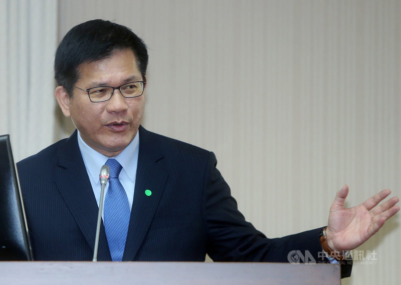普悠瑪事故屆滿2週年,台鐵又因斷軌通報不實遭質疑。交通部長林佳龍22日在臉書表示,已提出5大要求,希望台鐵嚴謹地落實檢討改善。圖為林佳龍在立法院答詢。中央社記者鄭傑文攝 109年10月22日