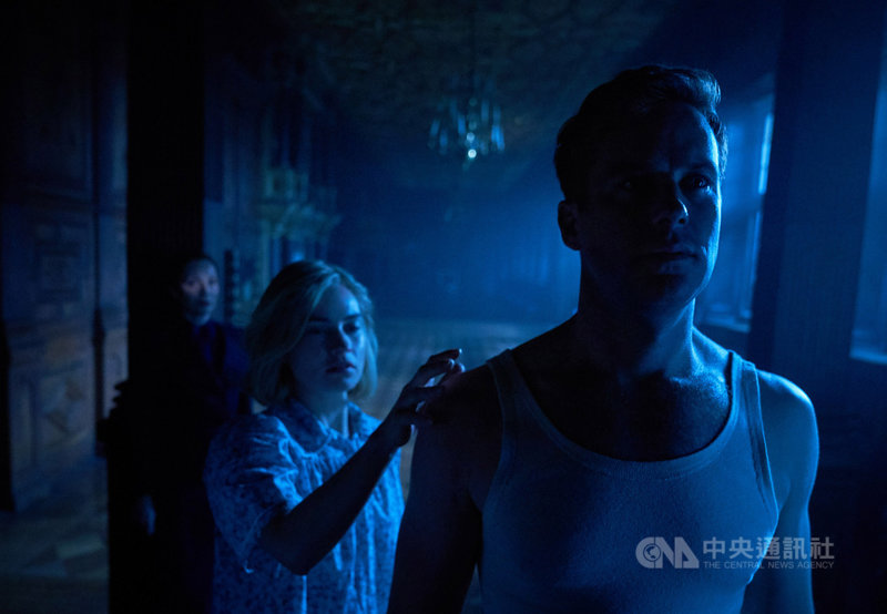 好萊塢男星艾米漢默(Armie Hammer)(右)在新片「蝴蝶夢」首度與英國女星莉莉詹姆斯(Lily James)(左)合作,大讚莉莉是超級認真的演員。(Netflix提供)中央社記者葉冠吟傳真 109年10月22日