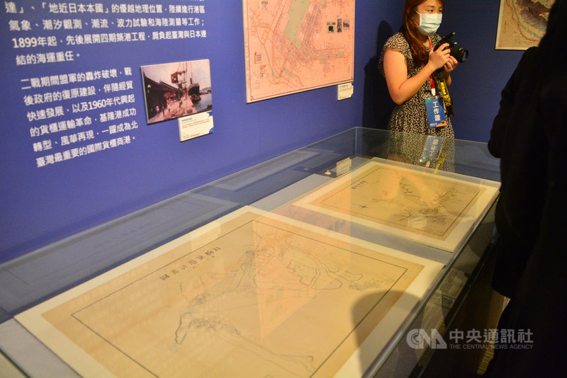 「港灣記憶—台灣南北雙港檔案特展」22日揭幕,展出日治時代「打狗築港計畫圖」及「基隆港市街圖」等83件橫跨1913年至2004年近百年間的雙港檔案。中央社記者黃旭昇攝 109年10月22日