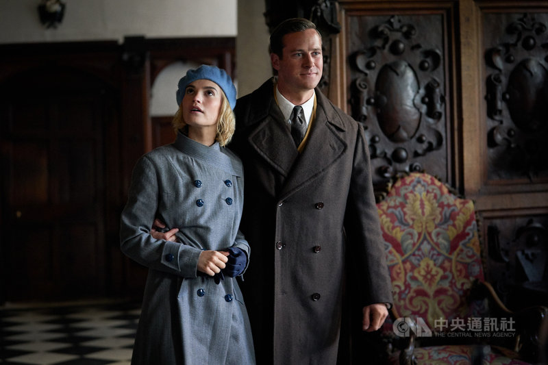 好萊塢男星艾米漢默(Armie Hammer)(右),在驚悚電影「蝴蝶夢」飾演滿懷祕密的陰鬱富商,與續弦妻莉莉詹姆斯(Lily James)(左)共同被死去的前妻陰影糾纏。(Netflix提供)中央社記者葉冠吟傳真 109年10月22日