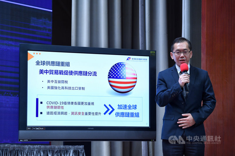 行政院會後記者會22日在新聞中心舉行,經濟部工業局副局長楊志清(圖)在會中說明全球供應鏈重整下台美夥伴關係。中央社記者王飛華攝 109年10月22日