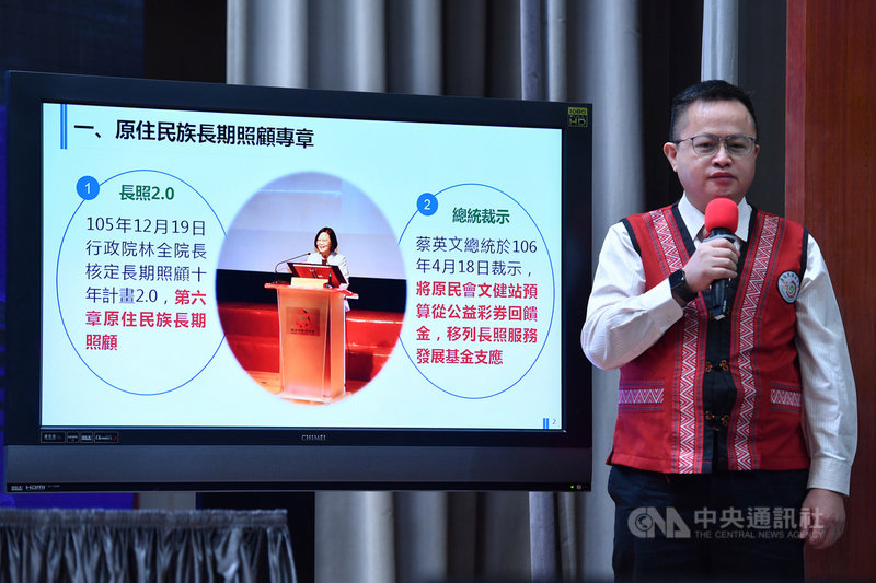 行政院長蘇貞昌22日在行政院會指出,原民長照投入經費從2016年不到新台幣1億元,增加到今年的10億多元,足足成長10倍。原民會社會福利處長羅文敏(圖)出席院會後記者會,說明長照2.0原住民族文化健康站推動情形。中央社記者王飛華攝 109年10月22日