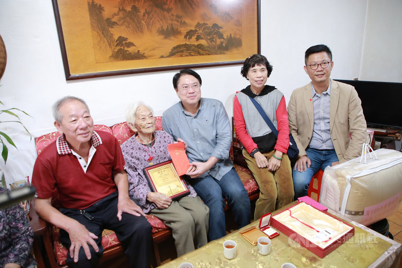 重陽節將至,基隆市長林右昌(中)22日在市府社會處長吳挺鋒(右)陪同下拜訪百歲奶奶張勸(左2),祝福長者平安健康「呷百二」。中央社記者王朝鈺攝 109年10月22日