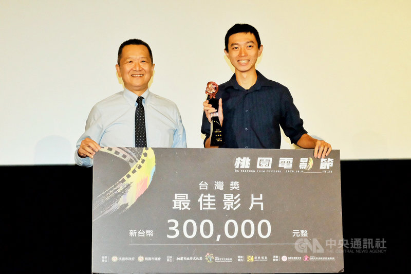 2020桃園電影節22日舉行台灣獎競賽頒獎典禮,由「主管再見」一片拿下最佳影片,導演林亞佑(右)表示,當初因為服替代役到桃園監獄,影片描述的是少年觀護所裡的少年友情,在桃園電影節放映時,許多親戚與桃監的長官都有來看片,「感覺就像回老家一樣」。中央社記者吳睿騏桃園攝 109年10月22日