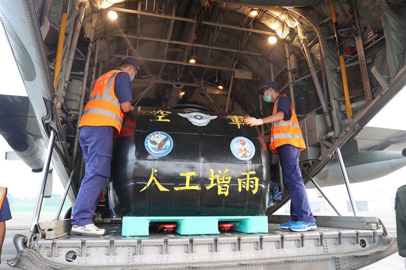 空軍第六混合聯隊第十空運大隊22日上午執行人工增雨作業,派遣C-130H型機1批2架次,載運清水8噸,前往石門水庫上游處上空潑灑清水。(空軍第六聯隊提供)中央社 109年10月22日