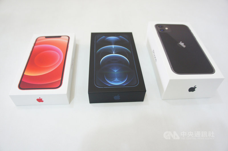 蘋果公司因應環保,將iPhone 12(左)、iPhone 12 Pro(中)包裝盒尺寸縮減,大約只有iPhone 11(右)的一半。中央社記者吳家豪攝 109年10月22日