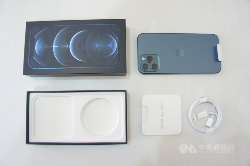 蘋果公司為了環保訴求,在iPhone 12系列不再隨附電源轉接器和有線耳機。圖為iPhone 12 Pro包裝盒內容,只有手機、充電線與說明書。中央社記者吳家豪攝 109年10月22日