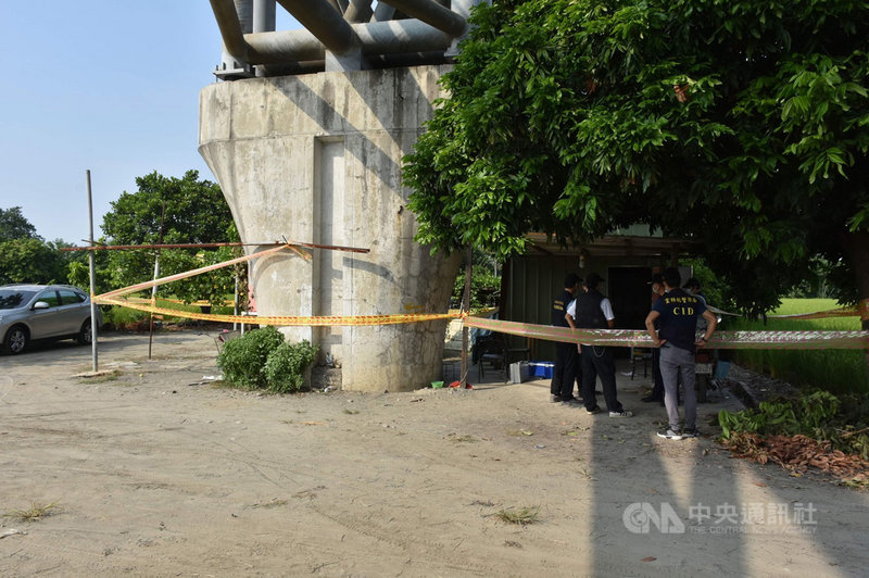 雲林縣西螺鎮14日發生槍擊案,留守工地施姓男子腹部中槍送醫,3名嫌犯作案後逃逸,警方調查是建案施工引發糾紛,先逮捕曾嫌到案;16日獲報有人陳屍在中沙大橋下工寮,經查竟是涉及槍擊案的黃嫌。(警方提供) 中央社記者姜宜菁傳真 109年10月22日