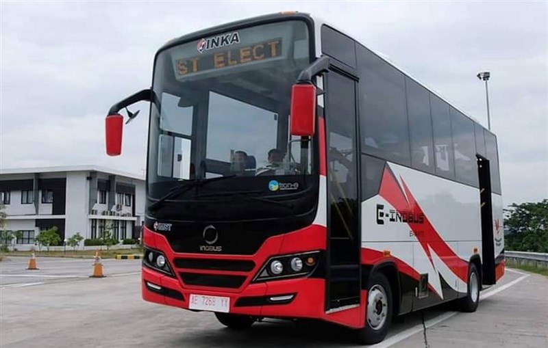 印尼國營列車製造公司與台灣創奕能源科技合作製造的電動巴士19日在東爪哇道路試車,即將進入大量生產。(印尼國營列車製造公司)中央社記者石秀娟雅加達傳真 109年10月21日
