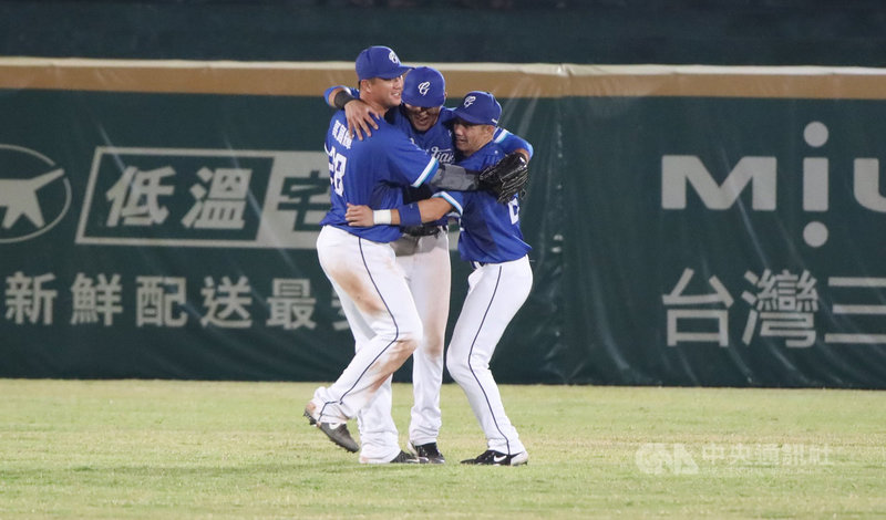 中職富邦悍將隊23日若贏球就能在主場拋下季冠軍彩帶,下半季能與統一獅隊拉鋸,輸出許多火力的高國輝(左)表示,每個人都很努力、很關鍵。(富邦悍將提供)中央社記者楊啟芳傳真 109年10月22日