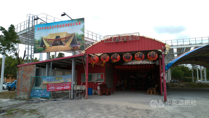 經國際競圖的台中市大河里福德祠日前動工興建,目前福德祠由鐵皮屋打造,讓土地公暫厝,未來新廟完工將成為一處特別新景點。中央社記者蘇木春攝 109年10月22日